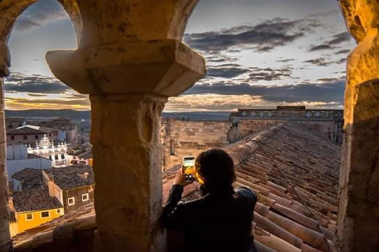 Cuenca: Nighttime Highlights Walking Tour in Spanish
