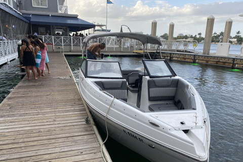 Fort Lauderdale: 12 People Private Boat Rental 6 Hours with Captain