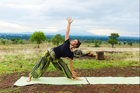 Moshi, Tanzania: Yoga sessie bij zonsondergang