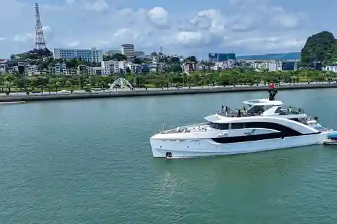 El Yate Saquila de la Bahía de Halong descubre la cueva de Sung Sot, la isla de Titop