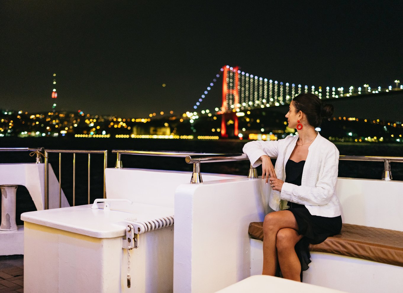 Istanbul: Bosporus-middagscruise og show med privat bord