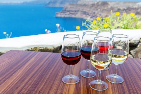 Santorini: degustazione di vini greci con visita di 3 cantine e transfer