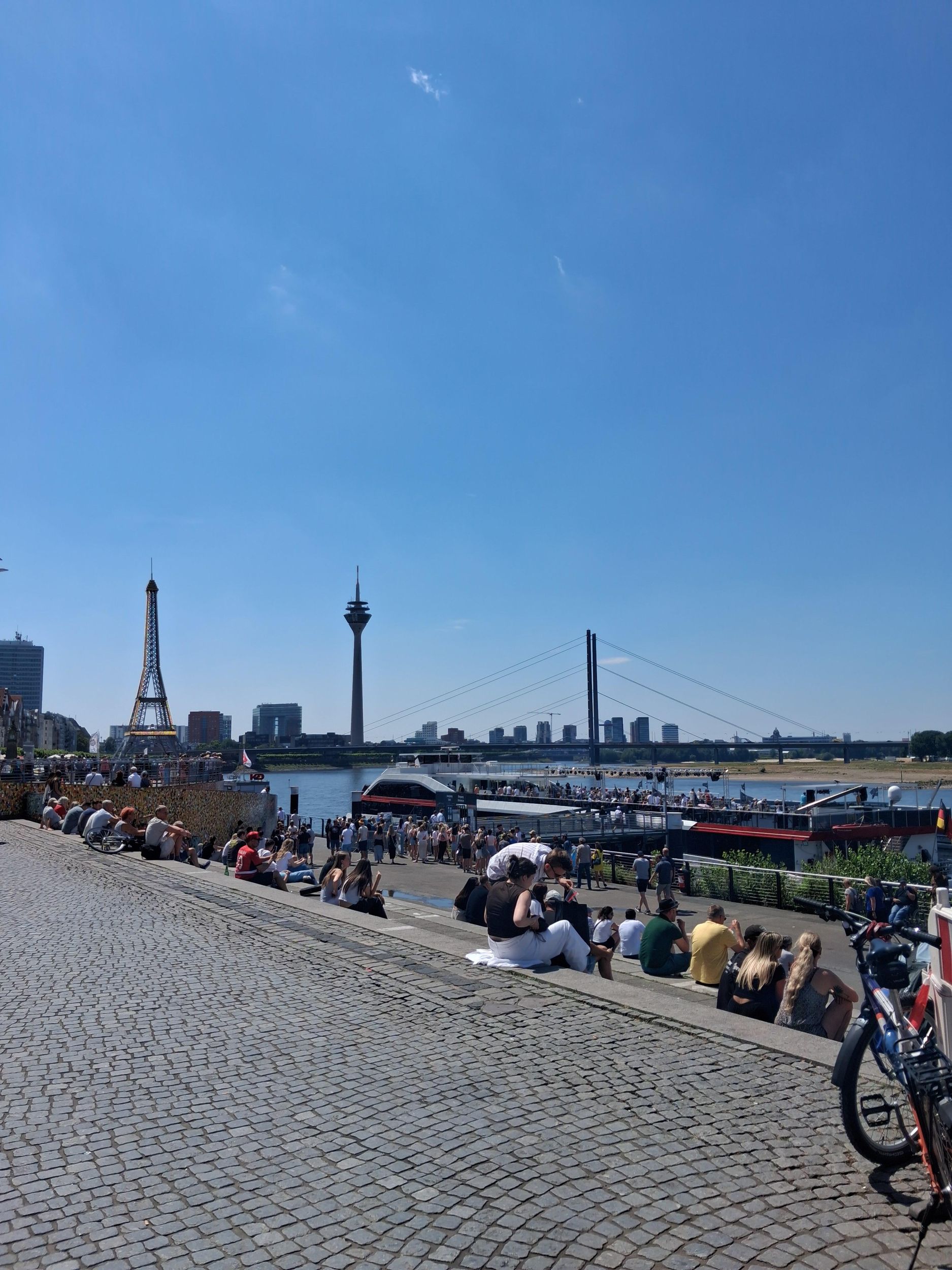 Düsseldorf: Coole Städtetour mit Führung auf Englisch oder Spanisch