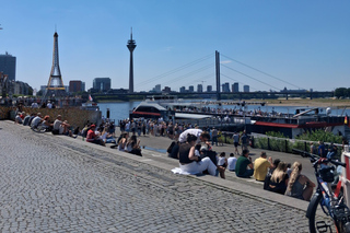 Düsseldorf: Cool Guided City Tour in English or Spanish