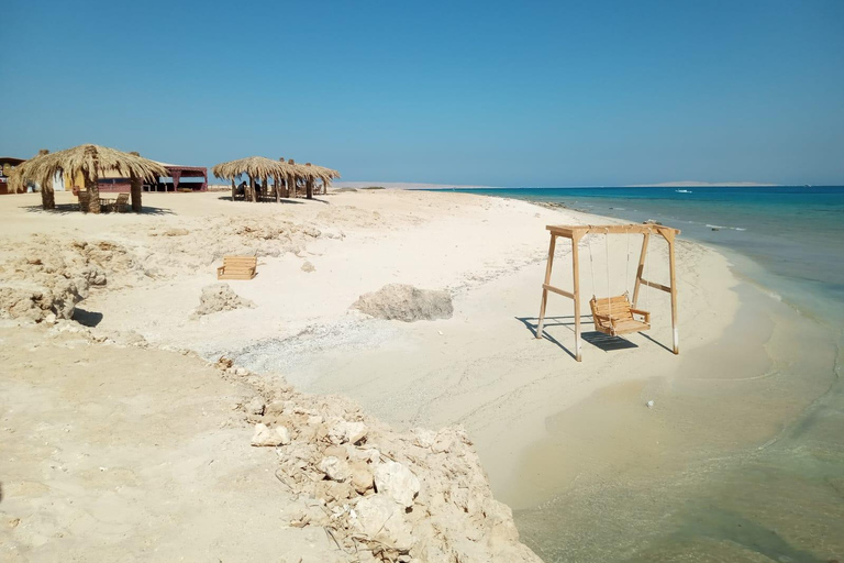 Hurghada : coucher de soleil, barbecue sur l'île de Magawish en bateau rapideBateau rapide privé pour le coucher du soleil avec barbecue