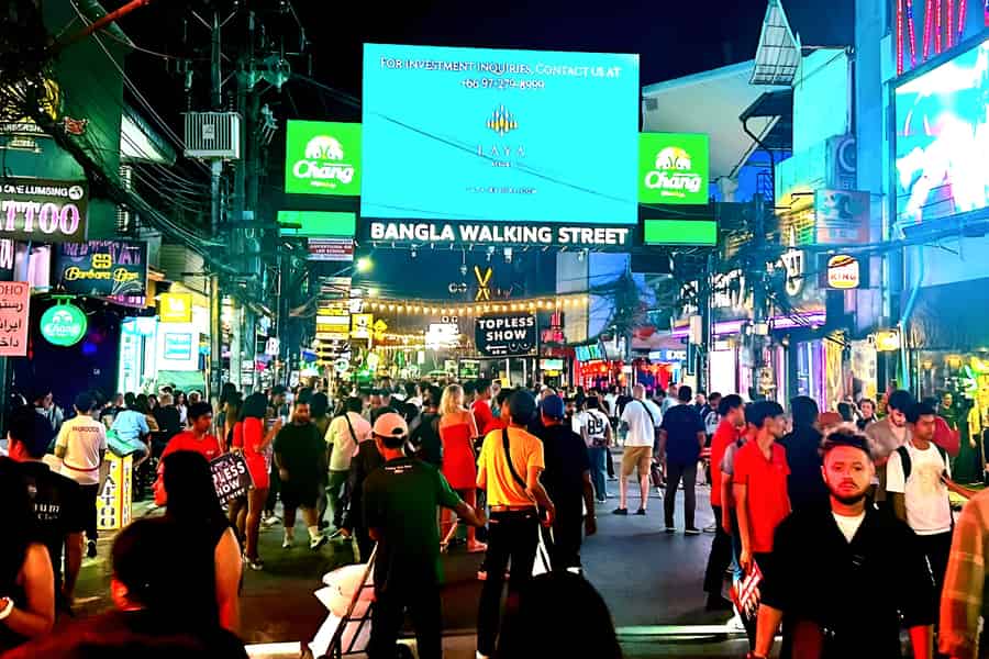 Phuket: Patong VIP-Nachtlebenstour – Bangla Road & Dachterrassen. Foto: GetYourGuide Phuket: Patong VIP-Nachtlebenstour – Bangla Road & Dachterrassen. Foto: GetYourGuide