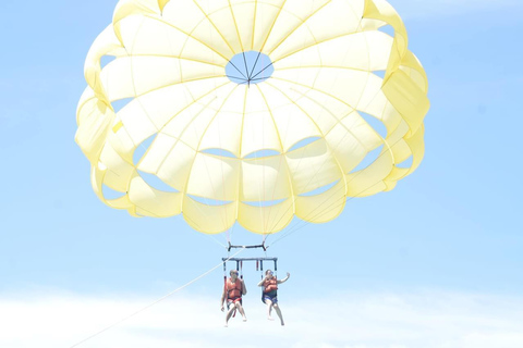 Parasailing a Punta Cana: Una scarica di adrenalina nel cielo