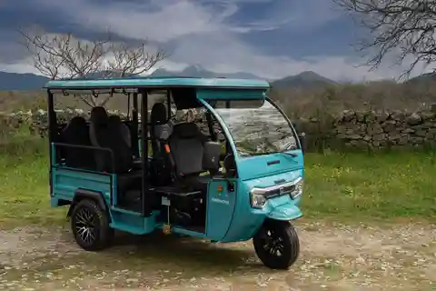 Malaga: tour in een comfortabele, moderne, milieuvriendelijke en solidaire elektrische tuktuk.
