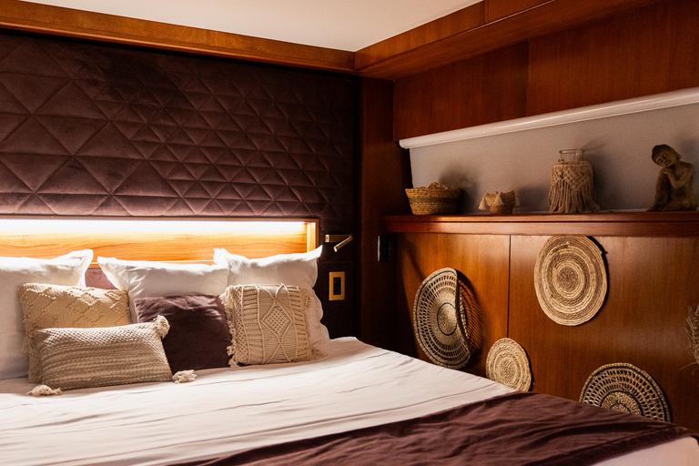 París: Estancia en el Hotel Seine Yacht y espectáculo de Cabaret Latino Paradis