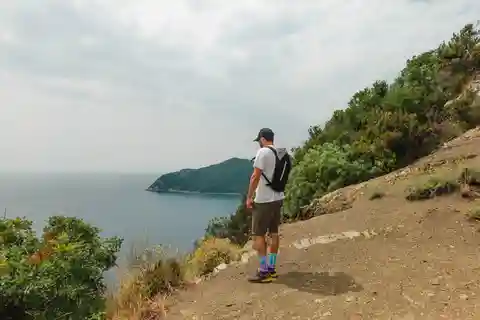 プンタ・バッフェ：海を見下ろす地中海マキのハイキング