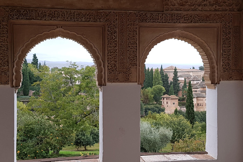 Alhambra: szybkie zwiedzanie ogrodów Generalife i AlcazabyAlhambra: ogrody Generalife i Alcazaba w trybie przyspieszonym