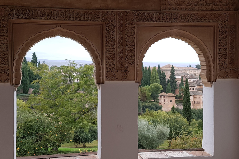 Alhambra: szybkie zwiedzanie ogrodów Generalife i AlcazabyAlhambra: ogrody Generalife i Alcazaba w trybie przyspieszonym