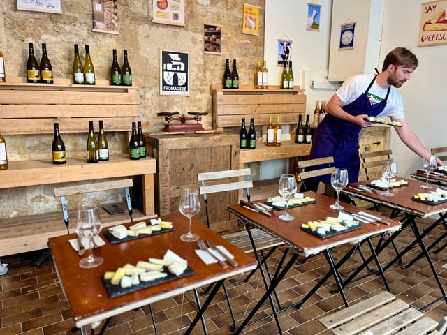 Parigi: Esperienza di degustazione di formaggi e vini a Montmartre