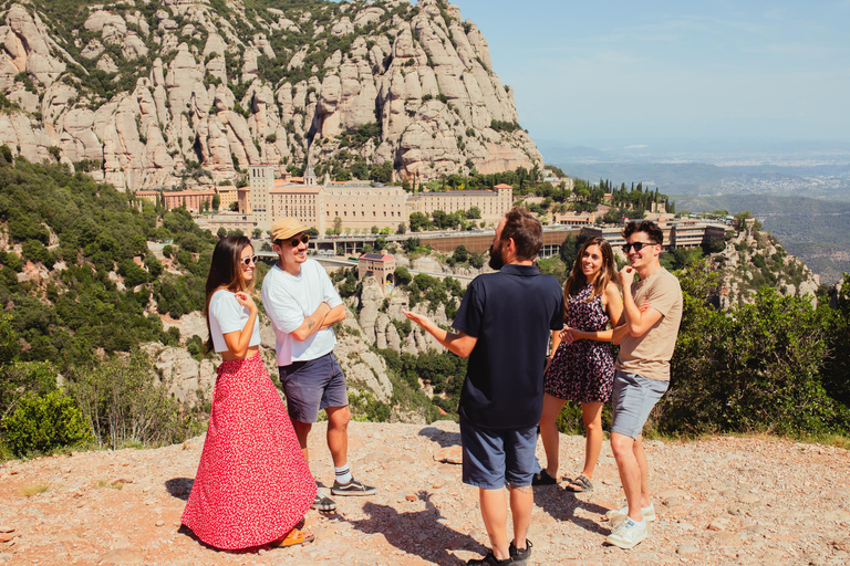 Barcelona: Montserrat-tour met rit en basiliekoptieBustransfer met rondleiding, zonder toegang tot de Basiliek