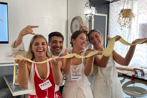 佛罗伦萨：意面制作课程，含晚餐、葡萄酒和... 唱歌！佛罗伦萨：意面制作课程，含晚餐、葡萄酒...还有歌唱！