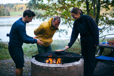 Stockholm: Vandring, utomhusmatlagning och kallvattenflytningPickup from Stockholm - drop-off Vaxholm