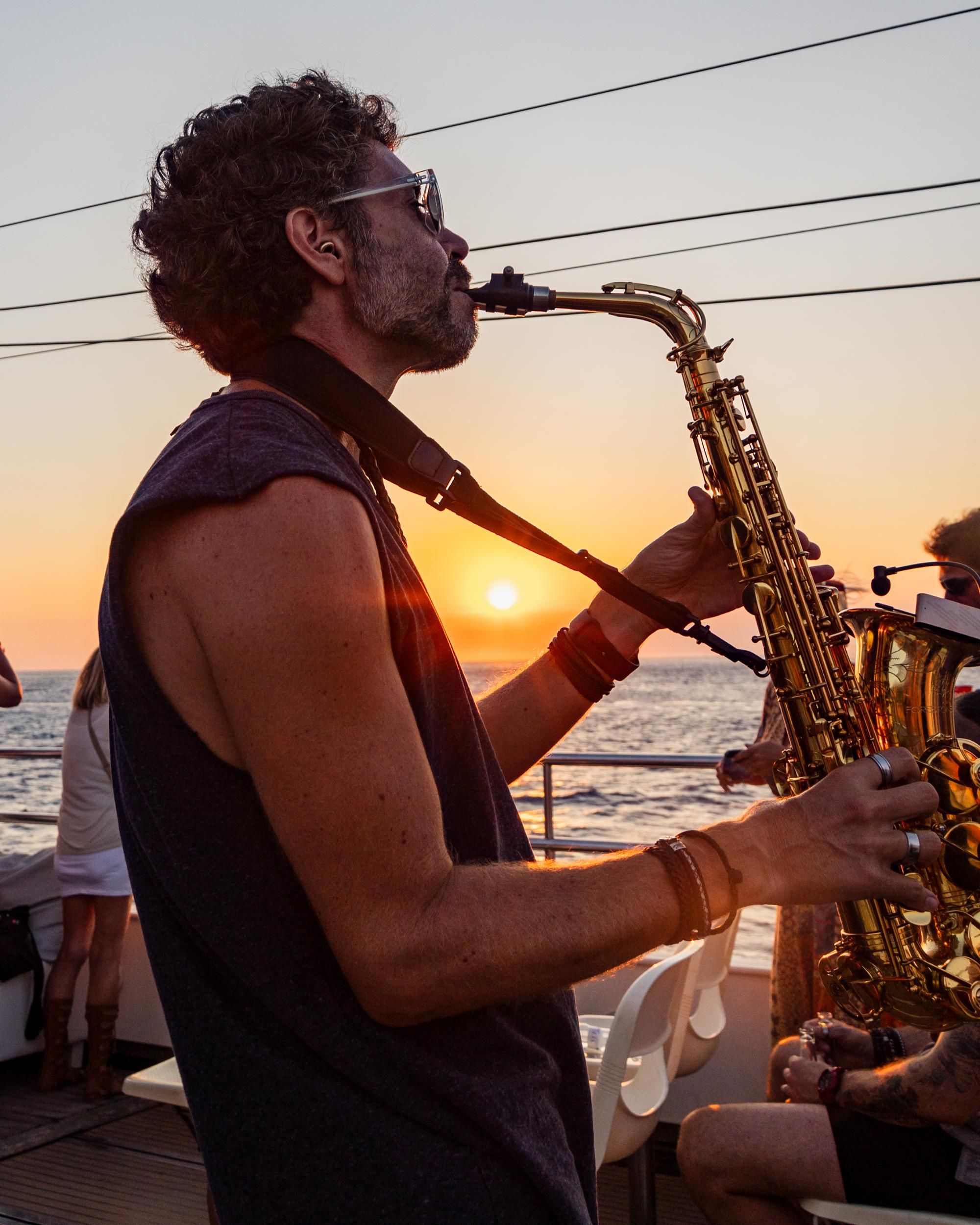 San Antonio: Bootsfahrt bei Sonnenuntergang mit Live-Musik und Getränken