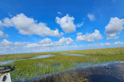 Everglades: auf flachem Motorboot mit Transport