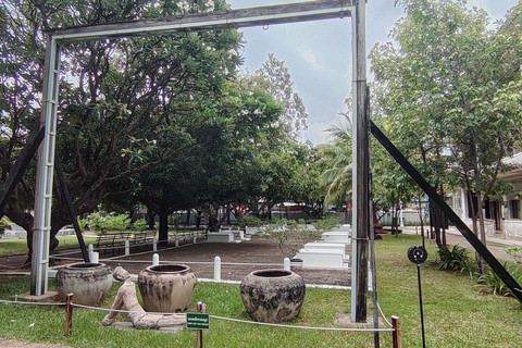 Phnom Penh: Killing Fields & S21 Prison Tour with Pickup