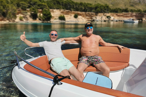 Can Picafort: 2h Private Boat Tour with Swim-Snorkel & Caves Can Picafort: Private Boat Tour 2 h - Höhlen/ Beach