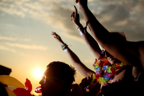 Ibiza Sunset Boat Party met 3 uur open bar + toegang tot 3 clubsIbiza: The Floating Club met drankjes, maaltijd en toegang tot het strand