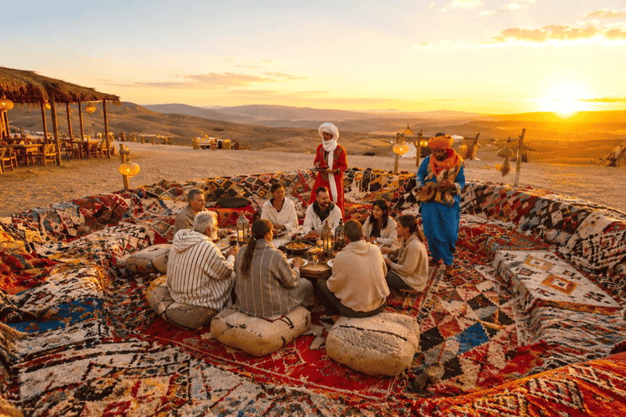 Marrakesch: Agafay – Quad-Fahrt und Kamelritt bei Sonnenuntergang mit Dinner-Show. Foto: GetYourGuide