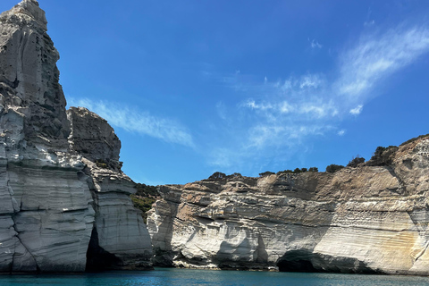 Lo mejor de Milos en velero: Kleftiko, playas y almuerzo griego