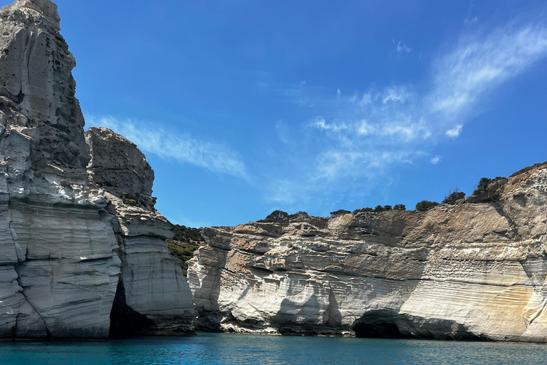 Lo mejor de Milos en velero: Kleftiko, playas y almuerzo griego