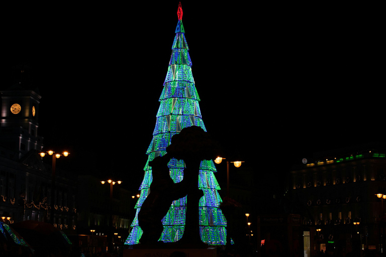 Madrid: Kerstverlichting avondtour met elektrische Tuk TukMadrid: Kerstverlichting avondtour in een elektrische Tuk Tuk