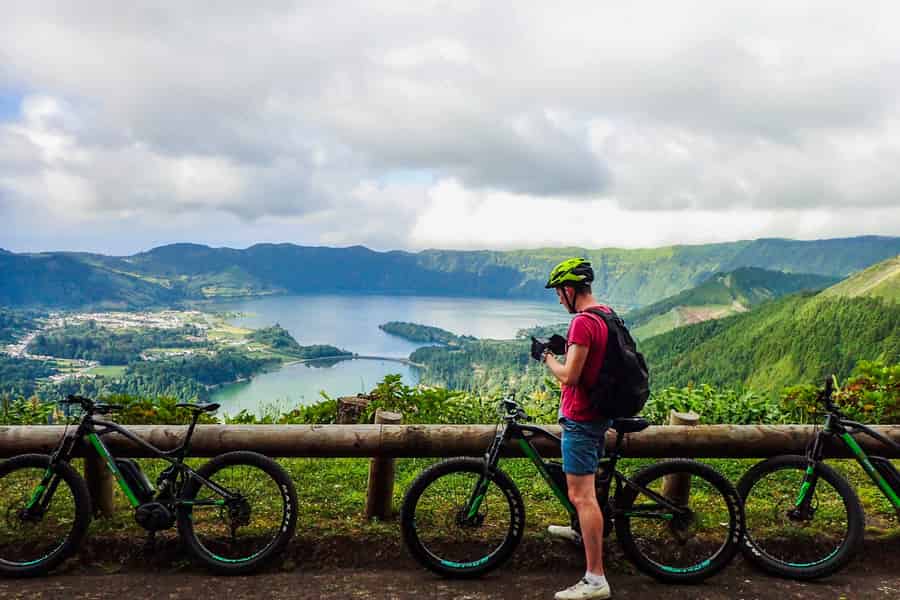 E-Bike-Tour durch Sete Cidades mit Guide. Foto: GetYourGuide
