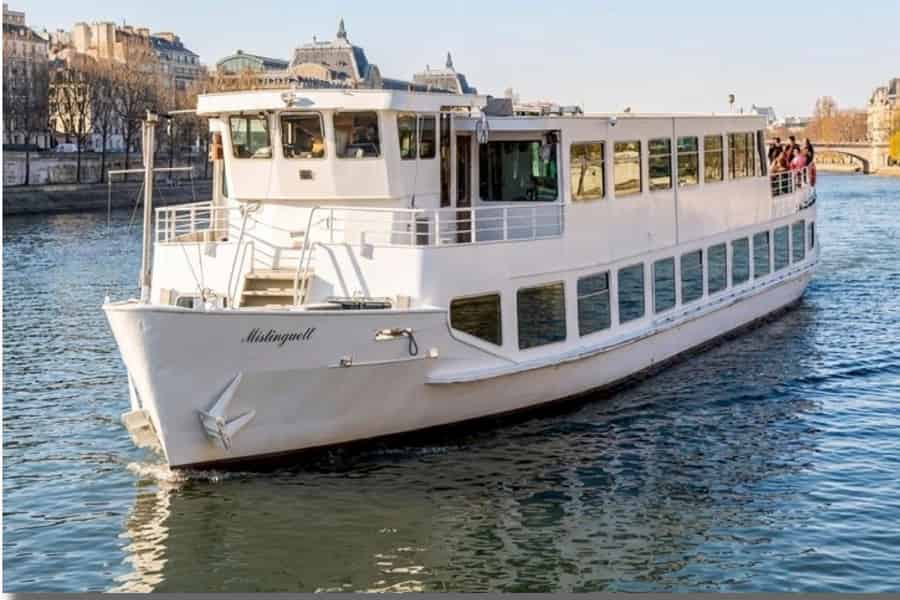 Paris: Péniche des Antilles, ein Dinner mit Show auf einer Bootsfahrt. Foto: GetYourGuide