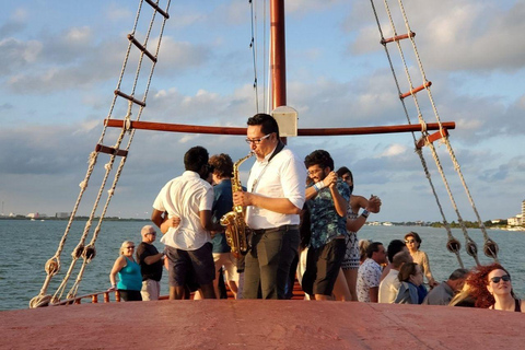 Cancun : Une nuit romantique sur le galion avec dîner, boissons et musiqueTour de Tulum - Dîner végétarien