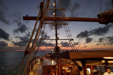 Cancun: Romantic Dinner Cruise with open bar and live musicOnly Entrance - Vegetarian Dinner