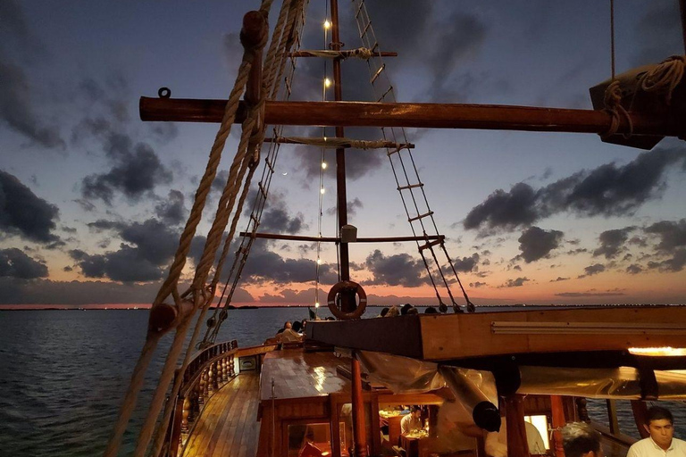 Cancun: Romantic Dinner Cruise with open bar and live musicOnly Entrance - Lobster Dinner