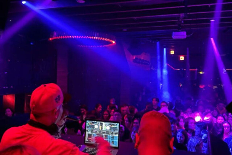 Tokio: One Night in Exclusive Rooftops and Clubs of Japón