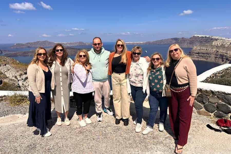 Santorini: Sightseeingtour in kleiner Gruppe mit einem ortkundigen Guide. Foto: GetYourGuide Santorini: Sightseeingtour in kleiner Gruppe mit einem ortkundigen Guide. Foto: GetYourGuide