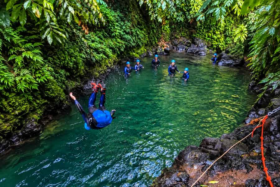 Sao Miguel: Ribeira dos Caldeiroes Canyoning Erlebnis. Foto: GetYourGuide Sao Miguel: Ribeira dos Caldeiroes Canyoning Erlebnis. Foto: GetYourGuide