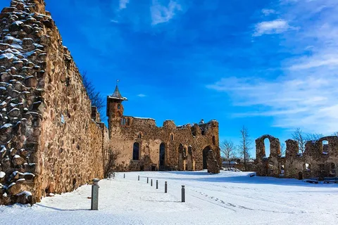Agglomérats de pierre de Pokaini, château de Dobele, parc pour enfants