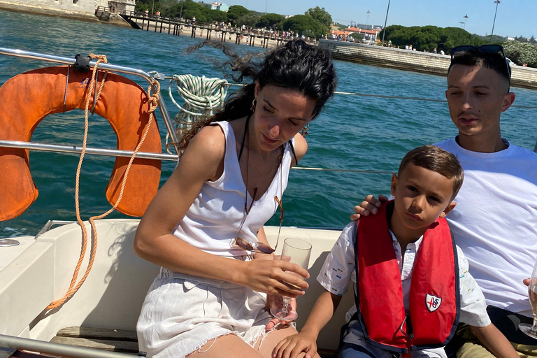 Lisbonne : "Sunset" &amp; "Day Tours" en bateau, avec boisson et musiqueLisbonne : "Tour en bateau privé au coucher du soleil", avec boissons et musique