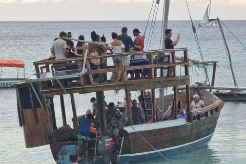 Zanzibar: Tour di Mnemba con snorkeling e delfini con barca Dhow