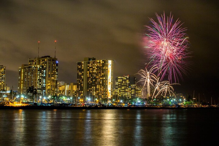 Oahu: Waikiki Friday Night Fireworks Catamaran (Wahine Koa)