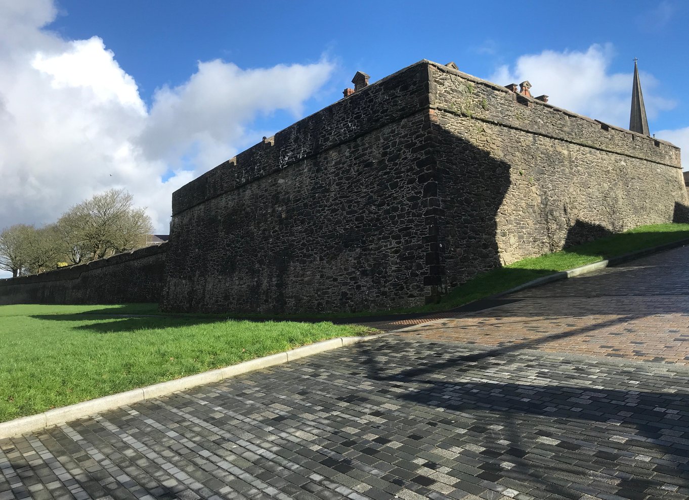 Komplet byrundvisning i Derry