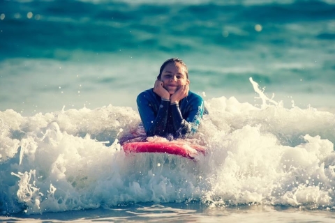 Naucz się surfować na Majorce! Lekcje surfingu po Morzu Śródziemnym