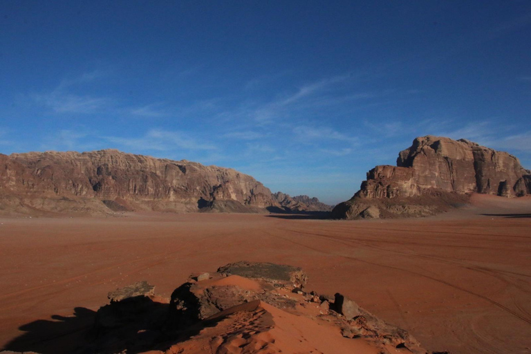Wadi Rum: Jeep Tour with Sandboarding and Bedouin Tea