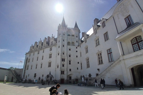 Nantes: Professional tour of the Château des ducs de Bretagne – ramparts, courtyard, moat