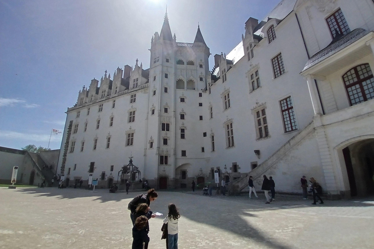 Nantes: Professional tour of the Château des ducs de Bretagne – ramparts, courtyard, moat