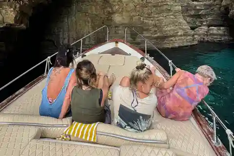 Budva: Ganztägige Bootstour nach Petrovac mit Badestopps