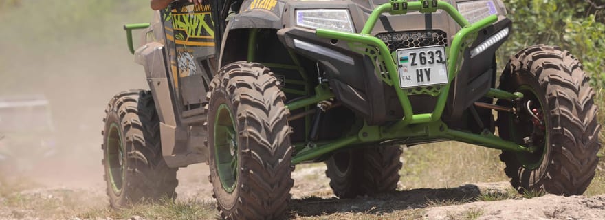 Pause déjeuner, visite de la grotte de Salaam, dîner au restaurant The Rock