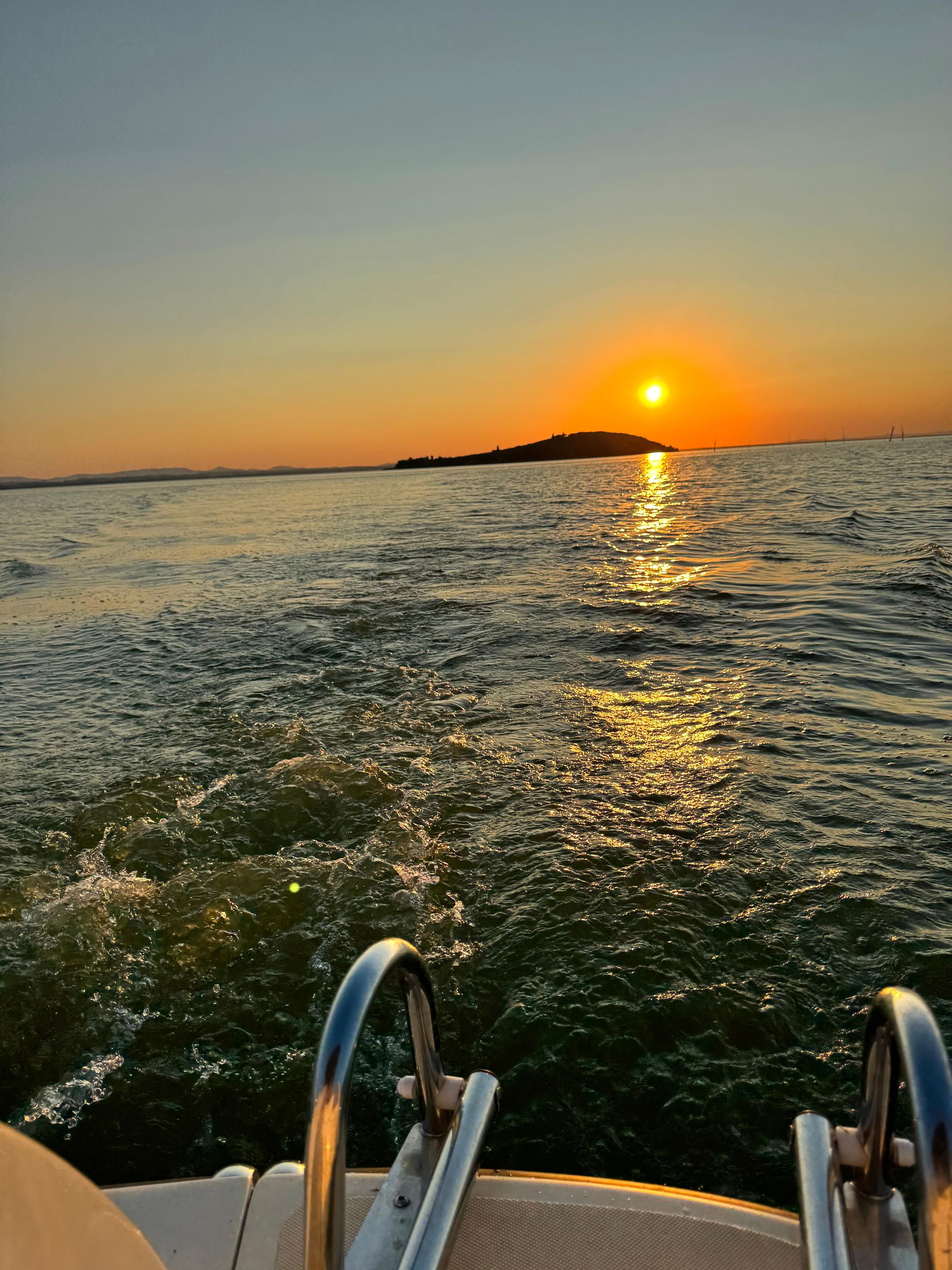 Trasimenischer See: Elektroboot bei Sonnenuntergang mit Aperitif