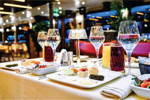 伊斯坦布尔：博斯普鲁斯海峡除夕夜游船晚宴派对伊斯坦布尔：博斯普鲁斯海峡除夕游船晚宴和派对